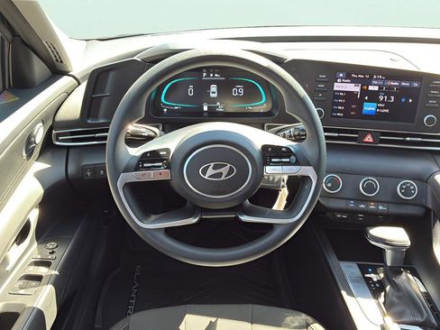 Certified 2025 Hyundai Elantra SE FWD image 17
