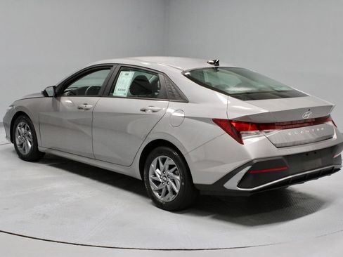 Used 2024 Hyundai Elantra SEL FWD image 10