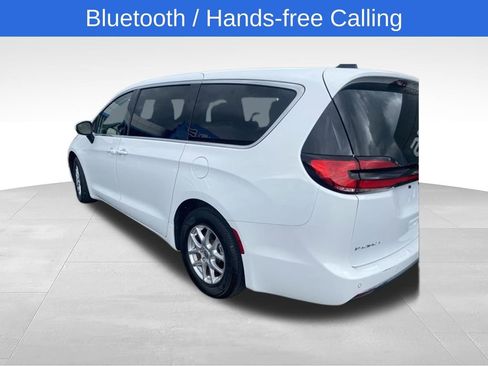 Used 2023 Chrysler Pacifica Touring-L FWD image 5
