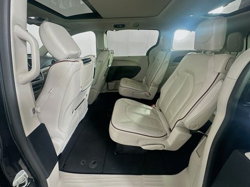 Used 2020 Chrysler Pacifica Limited w/ Advanced Safetytec Group FWD image 29