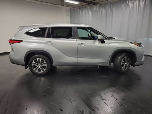 Used 2023 Toyota Highlander XLE AWD/4WD image 9