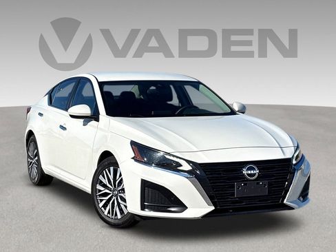 Used 2023 Nissan Altima 2.5 SV FWD image 1