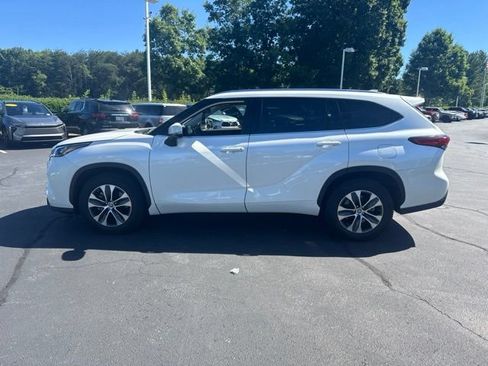 Used 2020 Toyota Highlander XLE FWD image 8