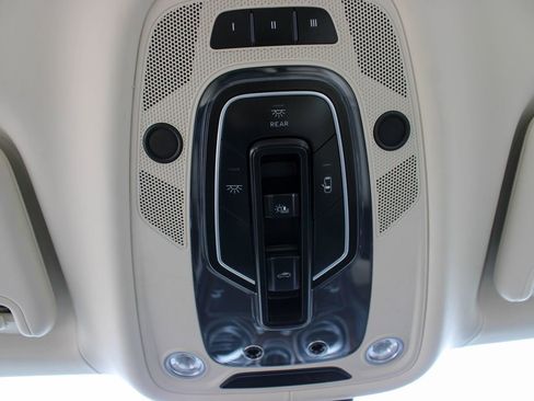 Used 2020 Bentley Bentayga Plug-In Hybrid AWD/4WD image 48