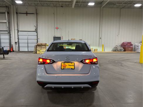Used 2025 Nissan Versa SV FWD image 5