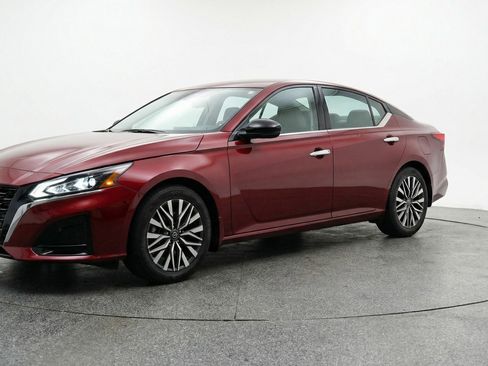 Used 2025 Nissan Altima 2.5 SV image 3