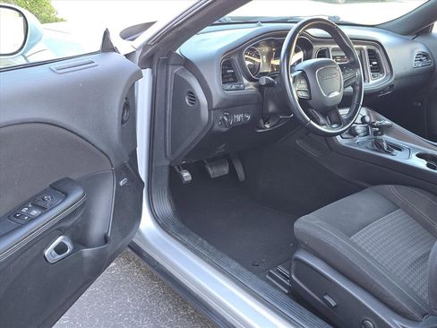 Used 2023 Dodge Challenger SXT image 4