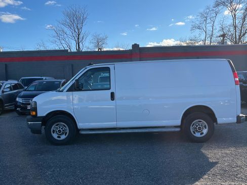 Used 2024 GMC Savana 2500 w/ Driver Convenience Package image 9