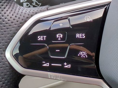 Used 2023 Volkswagen Tiguan SE R-Line image 25