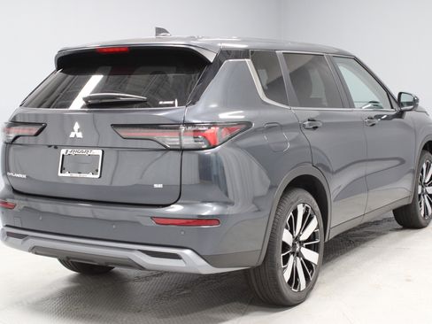 New 2025 Mitsubishi Outlander SE image 9