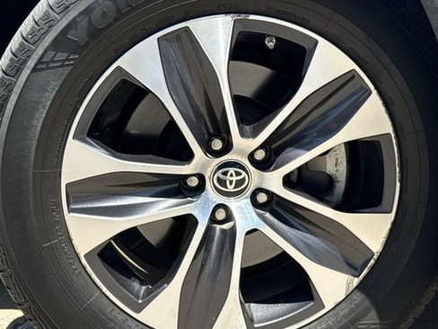 Used 2021 Toyota Highlander XLE AWD/4WD image 10