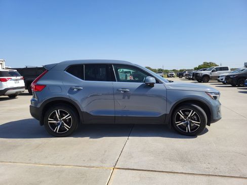 Used 2023 Volvo XC40 B5 Plus image 4