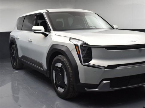 Certified 2026 Kia EV9 Light image 2