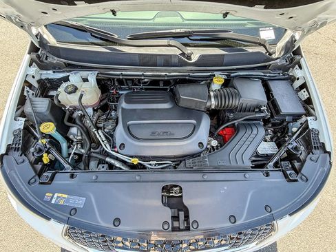 Used 2023 Chrysler Pacifica Touring-L FWD image 27