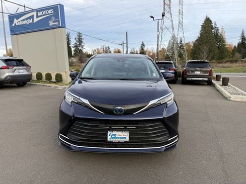 Used 2021 Toyota Sienna XLE image 2