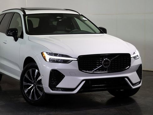 Used 2025 Volvo XC60 B5 Plus image 6