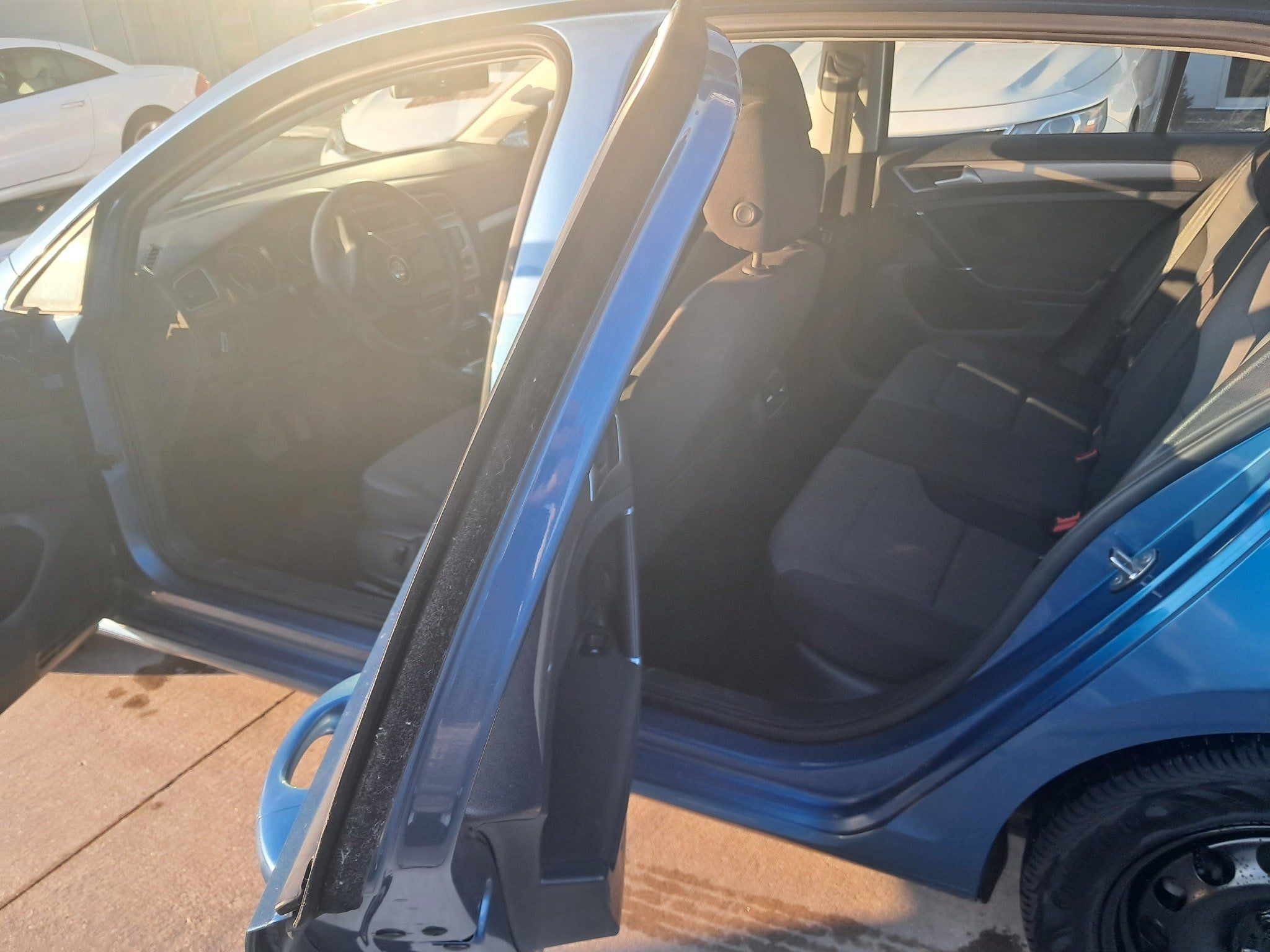 Used 2015 Volkswagen e-Golf Limited Edition FWD image 4