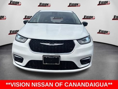 Used 2024 Chrysler Pacifica Touring-L FWD image 2