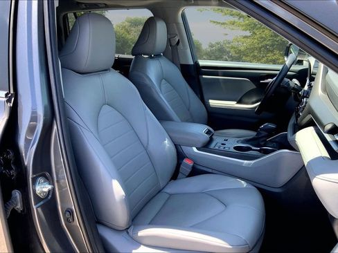 Used 2023 Toyota Highlander XLE AWD/4WD image 30