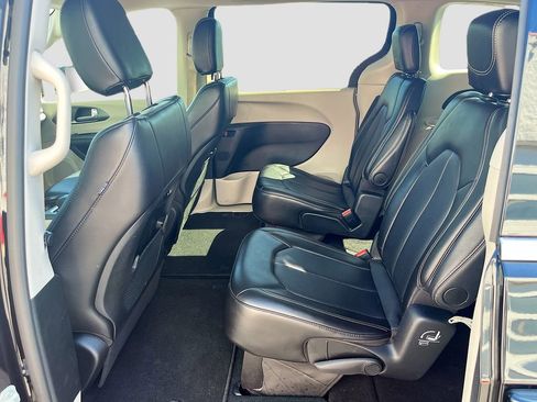 Used 2024 Chrysler Pacifica Touring-L FWD image 22