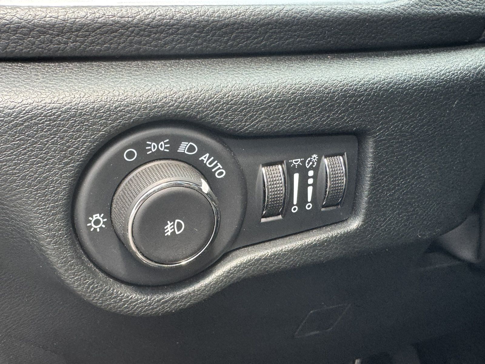 Used 2025 Chrysler Pacifica Limited FWD image 36