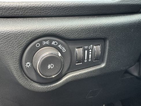 Used 2025 Chrysler Pacifica Limited FWD image 36