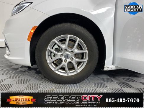Used 2024 Chrysler Pacifica Touring-L image 9