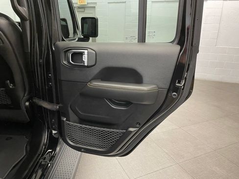 Certified 2025 Jeep Gladiator Mojave AWD/4WD image 25