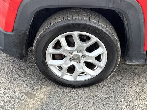 Used 2017 Jeep Renegade Latitude image 9