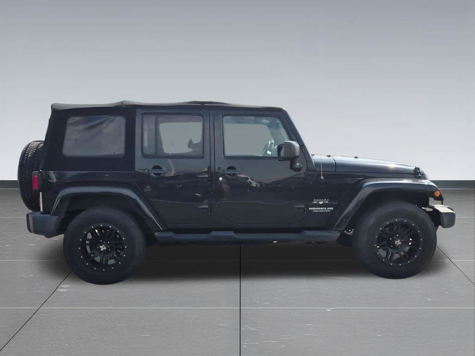 Used 2017 Jeep Wrangler Unlimited Sahara w/ Connectivity Group AWD/4WD image 7