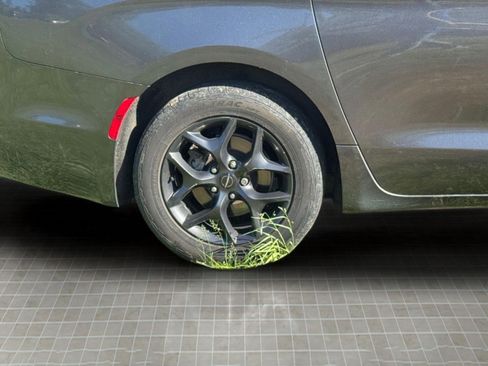 Used 2018 Chrysler Pacifica Touring-L Plus image 15