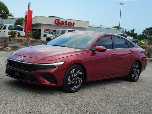 Used 2025 Hyundai Elantra SEL FWD image 2