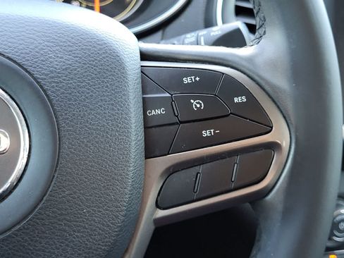 Used 2019 Jeep Cherokee Latitude Plus w/ Comfort/Convenience Group AWD/4WD image 19