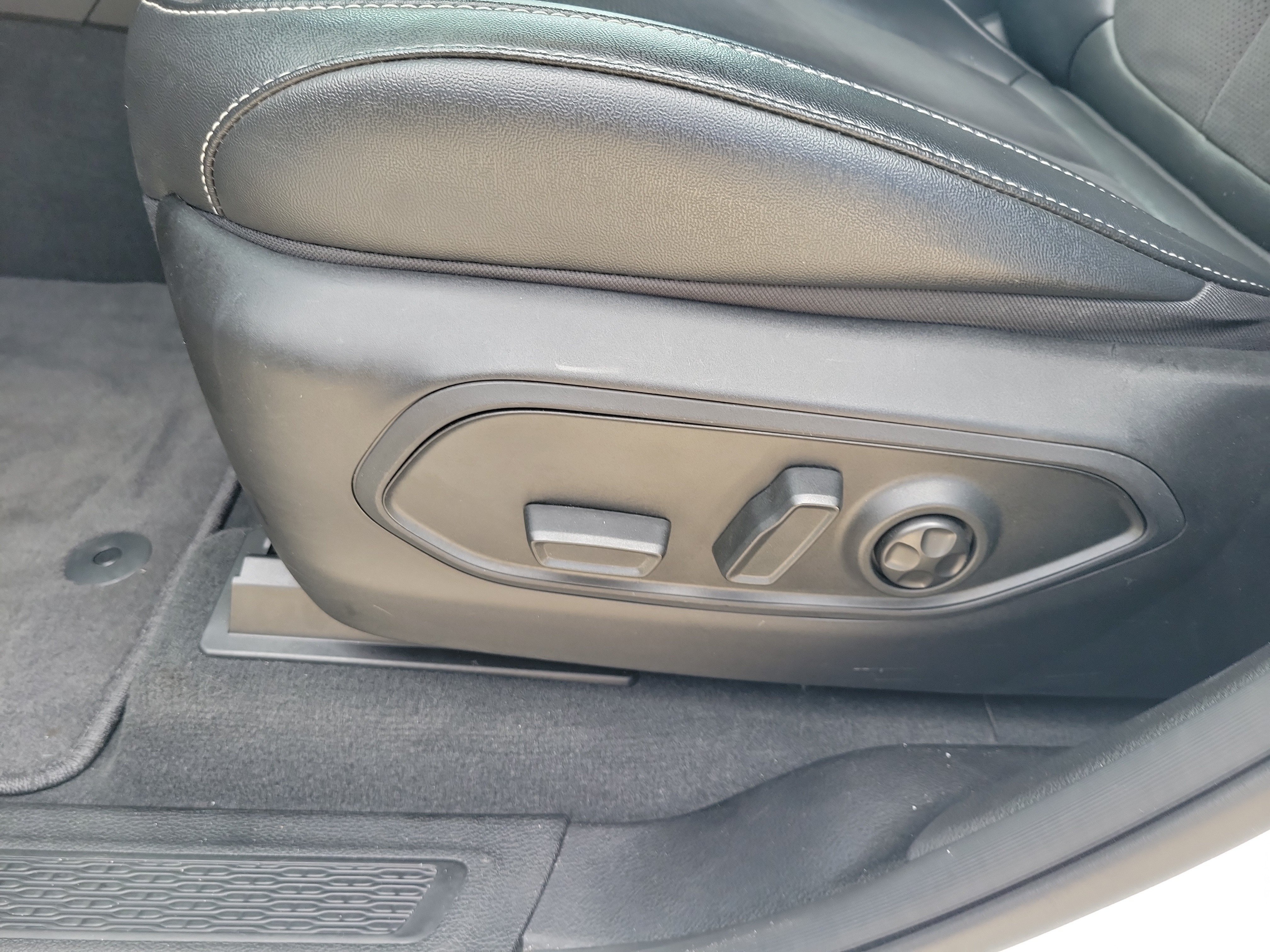 Used 2024 Jeep Grand Cherokee Altitude RWD image 19