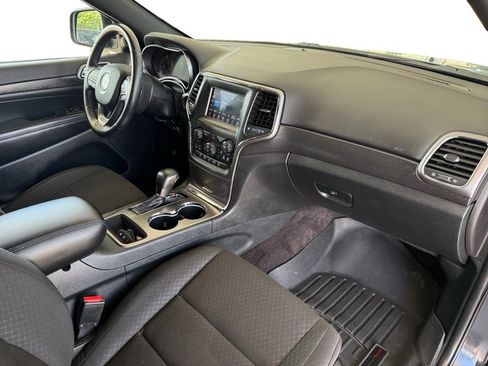 Used 2018 Jeep Grand Cherokee Laredo AWD/4WD image 11