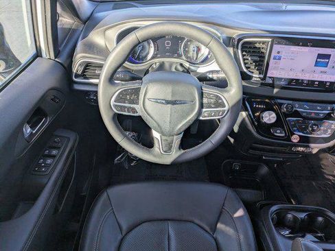 Certified 2025 Chrysler Pacifica Select image 14