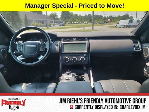 Used 2018 Land Rover Discovery SE image 12