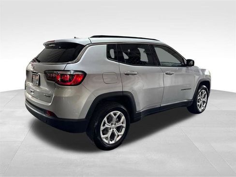 Used 2024 Jeep Compass Latitude AWD/4WD image 5