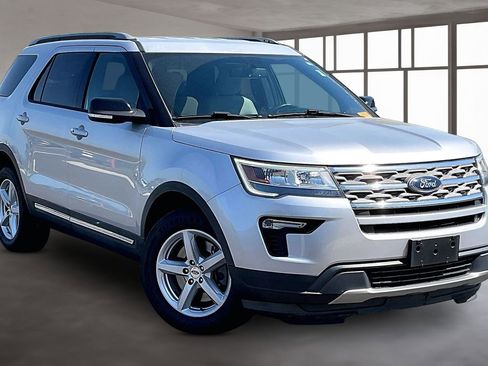 Used 2018 Ford Explorer XLT w/ Equipment Group 201A FWD image 1