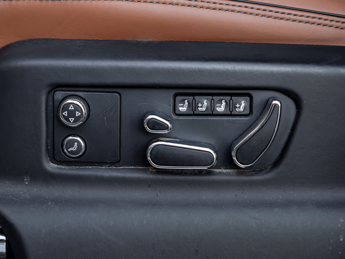 Used 2023 Bentley Bentayga Plug-In Hybrid AWD/4WD image 30