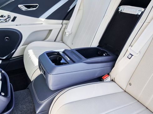 Used 2024 Bentley Flying Spur V8 AWD/4WD image 48
