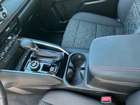Used 2024 Chevrolet Colorado Z71 w/ Z71 Convenience Package 2 AWD/4WD image 18