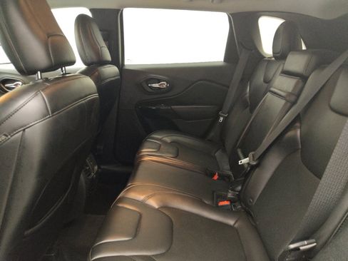 Used 2019 Jeep Cherokee Latitude Plus AWD/4WD image 18