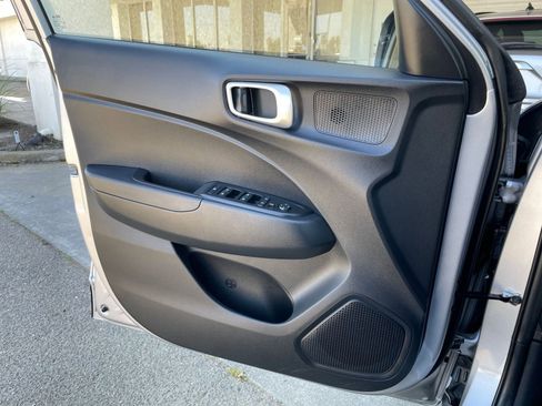 Used 2025 Hyundai Venue SEL image 18