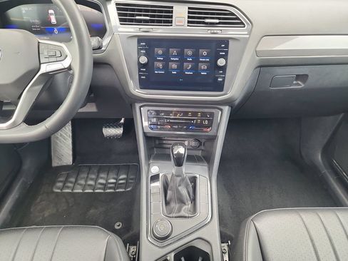 Used 2024 Volkswagen Tiguan SE AWD/4WD image 25
