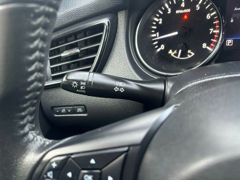 Used 2018 Nissan Rogue SV image 32