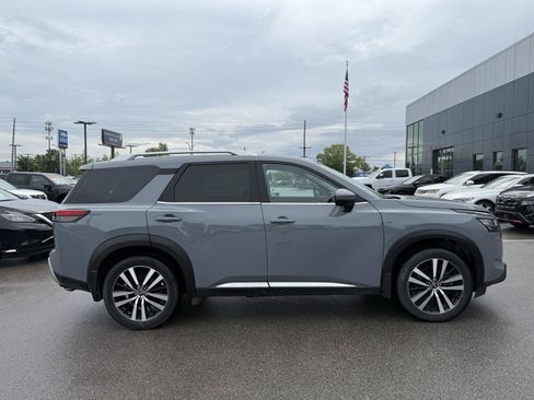 Used 2024 Nissan Pathfinder Platinum AWD/4WD image 2
