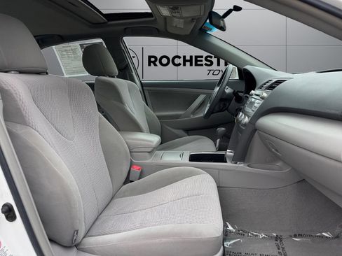 Used 2010 Toyota Camry LE FWD image 17