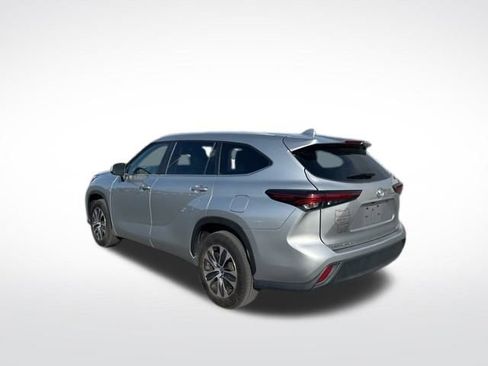 Used 2024 Toyota Highlander XLE image 7