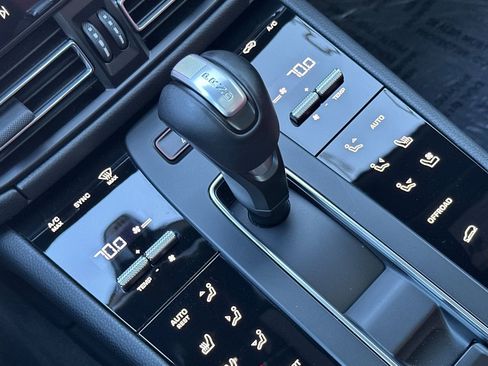 Used 2025 Porsche Macan image 28